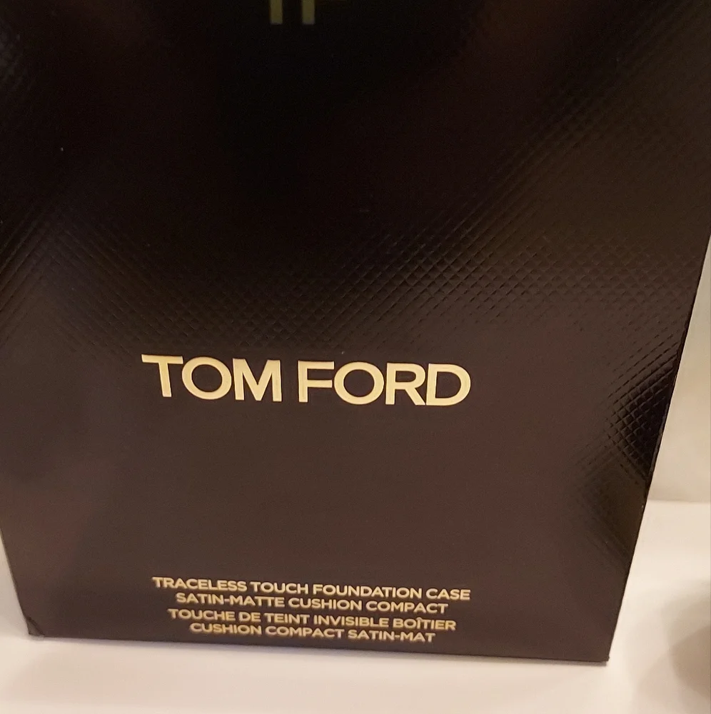 TOM FORD: *TRACELESS TOUCH FOUNDATION CASE ONLY* / flawless cushion refill fits